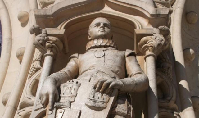 Özçekim  yapayım derken 126 yıllık heykeli devirdi !