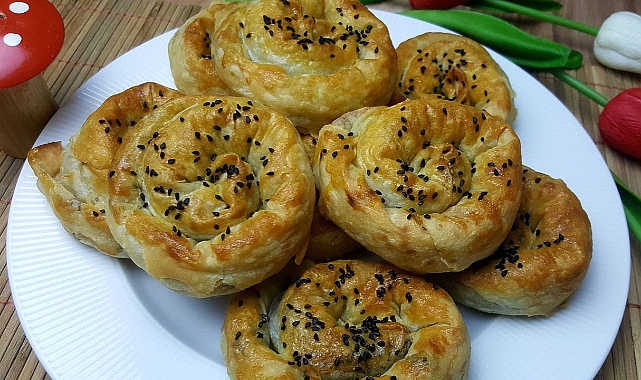 Kıymalı Gül Böreği