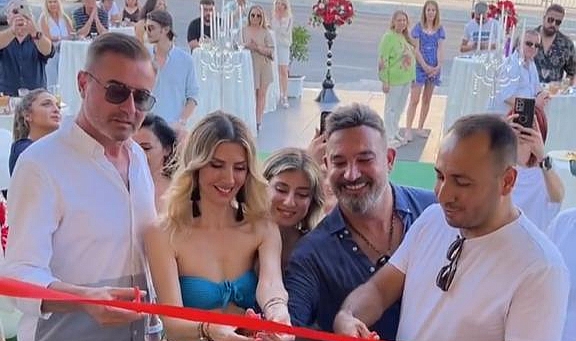 Kuşadası&#039;nın En Büyük Tırnak Ve Kirpik Merkezi Açıldı !