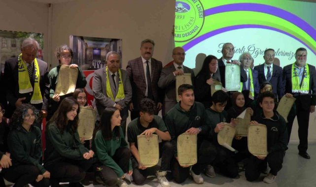 100 yıl sonra gelen mezuniyet töreninde diplomalar gözyaşları ile verildi