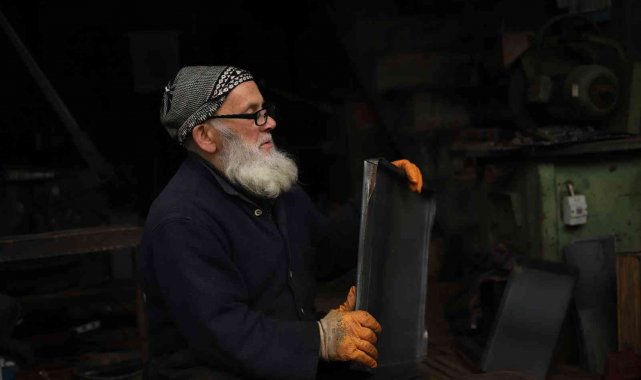 75 yaşındaki soba ustası unutulmaya yüz tutmuş mesleğini yaşatmaya çalışıyor
