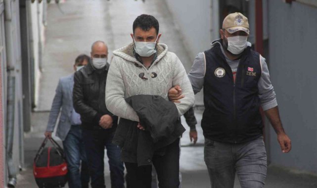 Adana'da FETÖ operasyonunda gözaltına alınan 8 zanlı adliyeye sevk edildi
