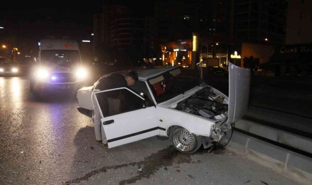 Adana'da kontrolden çıkan otomobil refüje çıktı: 1 yaralı