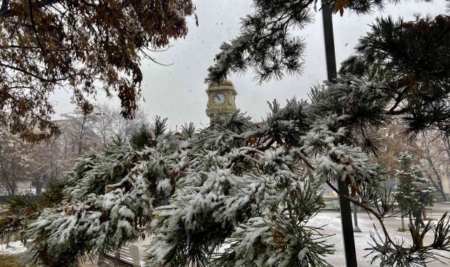 Ağrı mevsimin ilk karıyla beyaza büründü