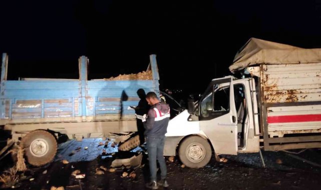 Ağrı'da kamyonet şeker pancarı yüklü traktöre çarptı: 5 yaralı