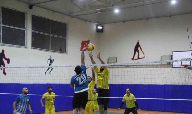 Ağrı'da öğretmenler arası voleybol ile masa tenisi turnuvaları tamamlandı