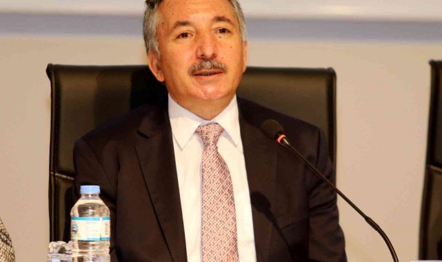 AİÇÜ'de Türkiye'de aile değerlerinin bugünü ve geleceği paneli düzenlendi