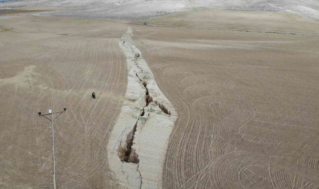 Aksaray'da arazide korkutan yarıklar
