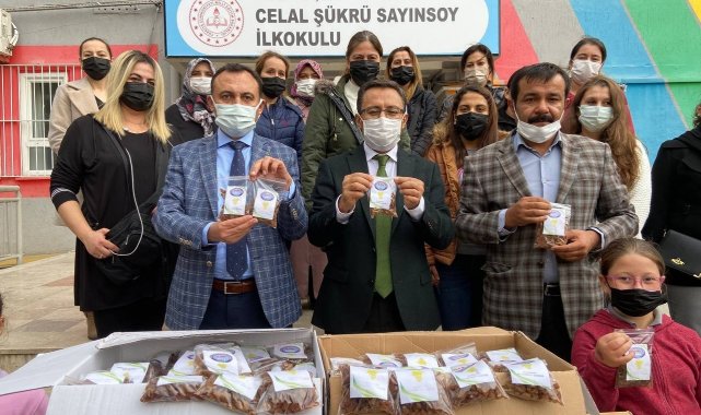 Alaşehirli öğrencilerden Elazığ&#039;a üzüm hediyesi