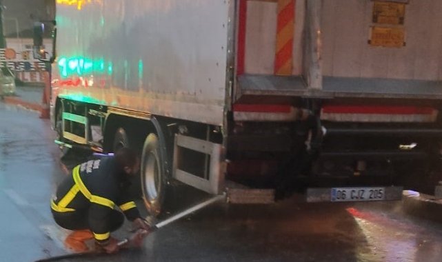 Alev alan kamyonu yanmaktan itfaiye kurtardı