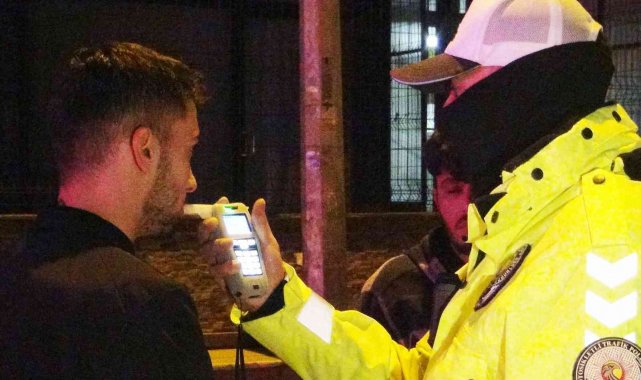 Alkollü sürücü üflememek için direndi