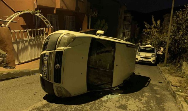 Alkollü sürücünün kullandığı otomobil önce rögar kapağına çarptı sonra devrildi: 1 yaralı