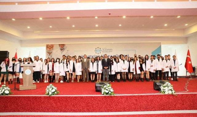 ALKÜ'lü hekim adayları, beyaz önlüklerini giydi