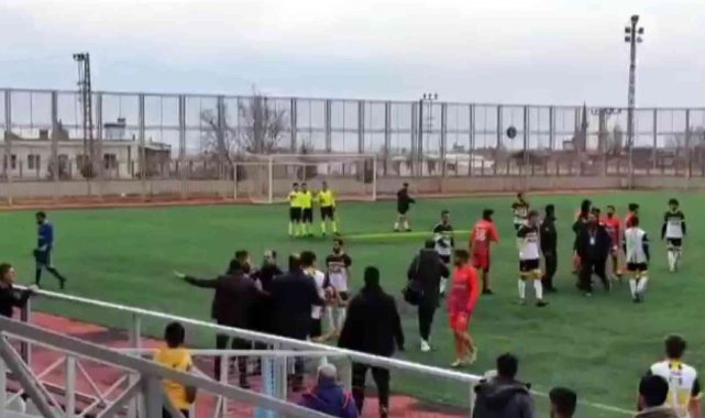 Amatör futbolcu, rakibine tekme attı