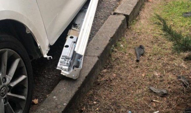 Ankara'da köpekler bir kediyi yakalamak için arabanın tamponunu parçaladı: Olay anları kamerada