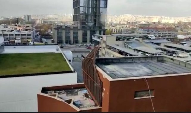 Ankara'da şiddetli rüzgar bir iş merkezinin çatısını uçurdu