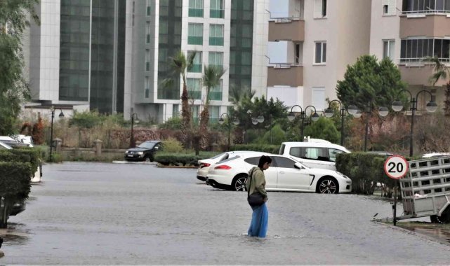 Antalya&#039;da turizm çalışanlarının kaldığı site sular altında kaldı, oturanlar isyan etti