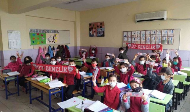 Antalyaspor kırtasiye setleri Kepezli öğrencilere dağıtıldı