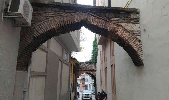 Apartmanların içinden çıkan tarihî kemerler görenleri şaşırtıyor