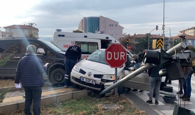 Araç içerisinde sıkışan kadın güçlükle çıkarıldı