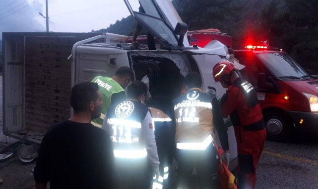 Araç içerisinde sıkışan sürücüyü itfaiye kurtardı