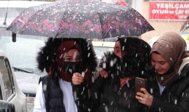 Ardahan yağan karla beyaza büründü