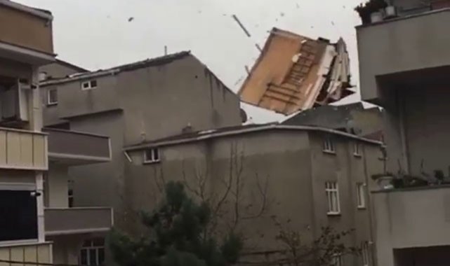 Arnavutköy'de çatıların uçma anı kameraya yansıdı