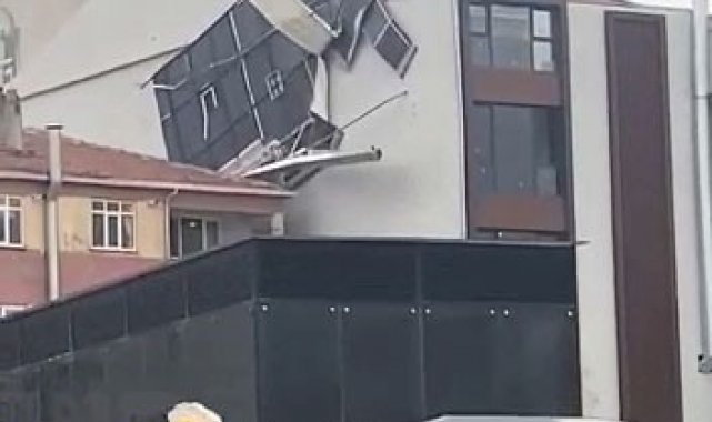 Arnavutköy'de çatının uçtuğu o anlar kamerada