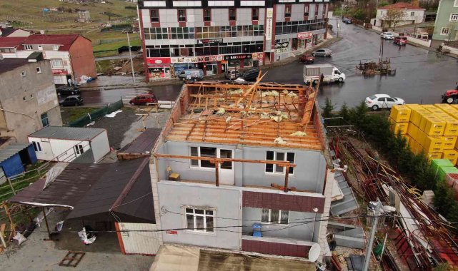 Arnavutköy'de lodosta çatısı uçan evler drone ile görüntülendi