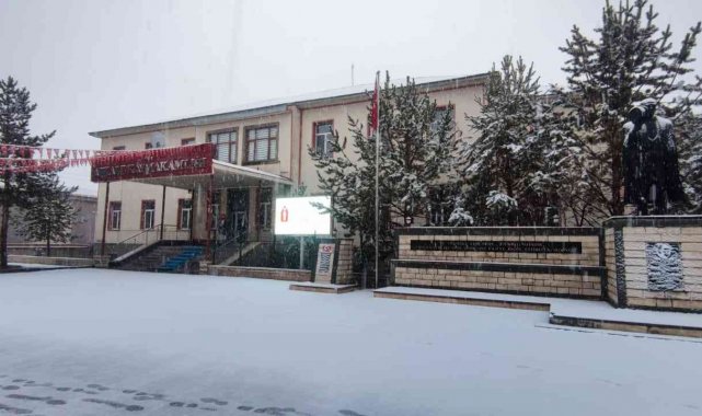 Aşkale güne kar yağışı ile başladı