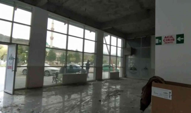 Asma tavanı göçen terminalde temizleme çalışmaları başladı