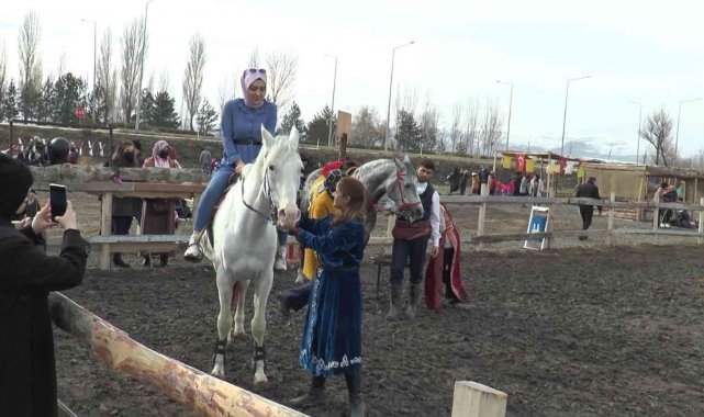 At binip ok attılar