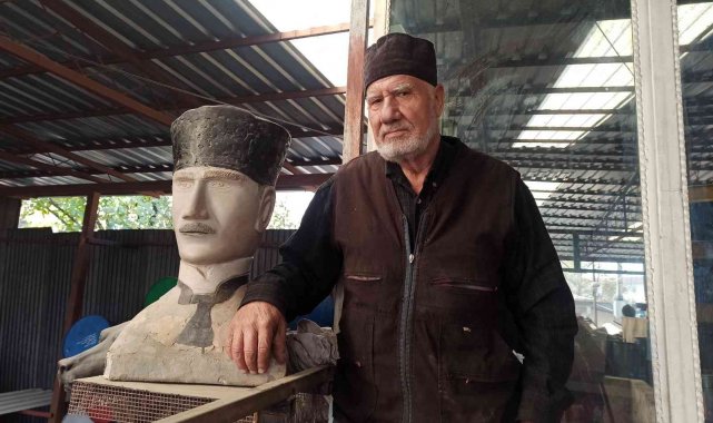 Atatürk sevgisini heykel ve portrelere taşıyor