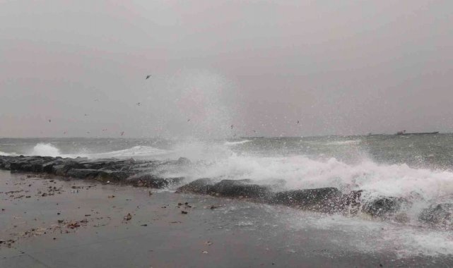 Avcılar sahilde dev dalgalar oluştu