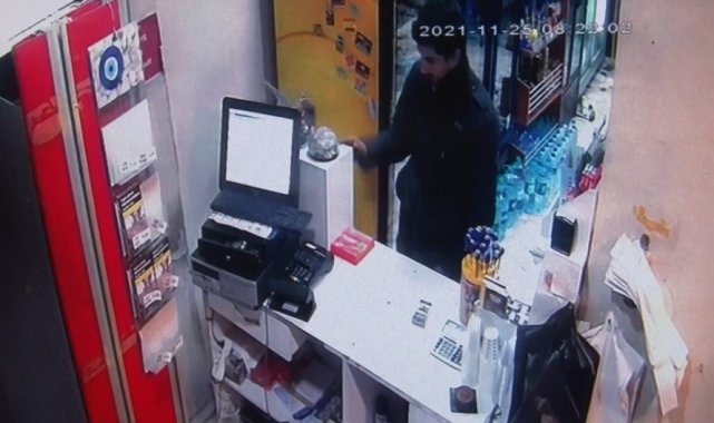 Avcılar'da, sadaka kutusu hırsızlığı kamerada