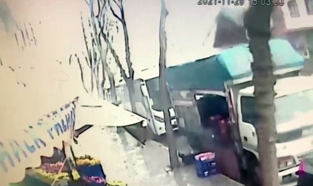 Avcılar'da uçan çatı karşı binadaki daire camlarını kırdı