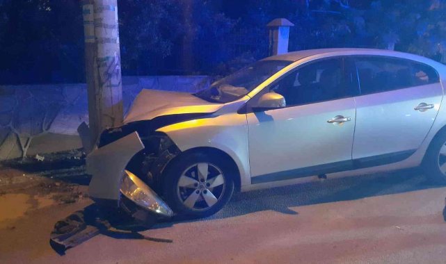 Aydınlatma direğine çarptı, kazayı ucuz atlattı