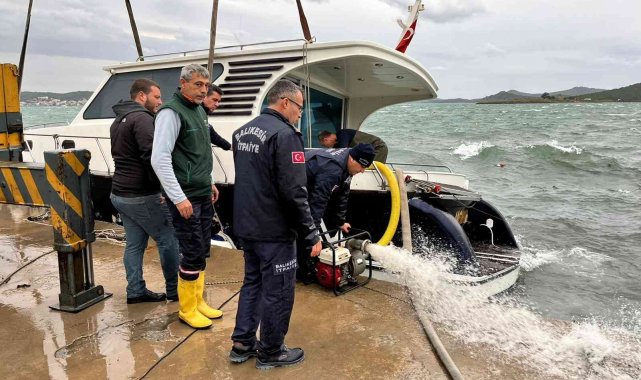Ayvalık itfaiyesi fırtınada seferber oldu