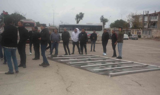 Ayvalık'ta dev güneş paneli otogara uçtu