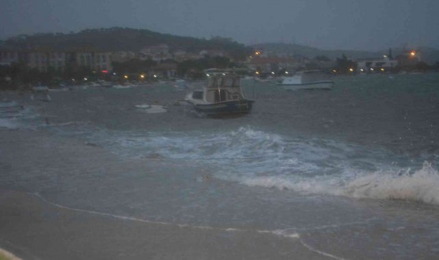 Ayvalık'ta fırtına 4 balıkçı teknesini batırdı