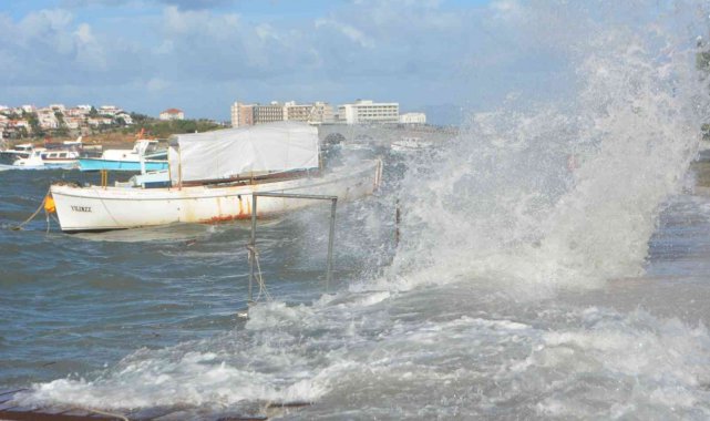 Ayvalık'ta şiddetli fırtına sürüyor