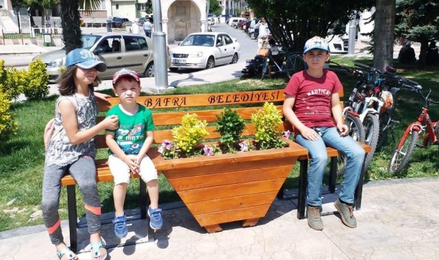 Bafra'nın kent mobilyaları belediye atölyesinde üretiliyor