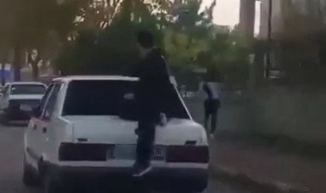 Bagaj kapısı üzerinde yolculuk yaptı