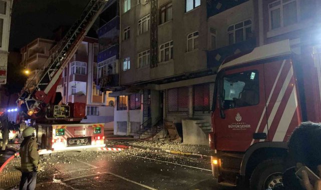 Bağcılar'da 5 katlı binanın çatısında korkutan yangın