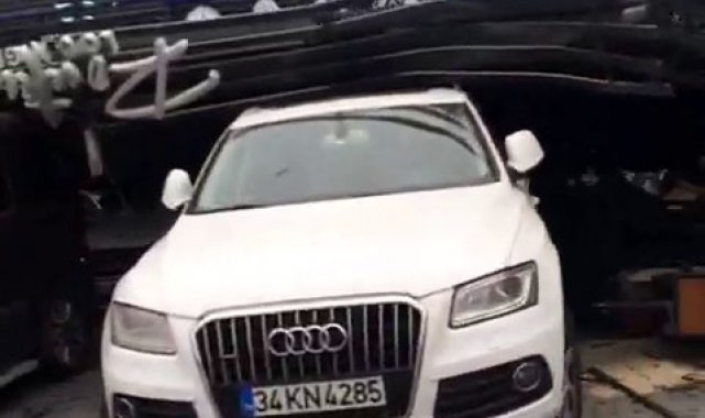 Bağcılar'da lüks sitedeki kafelerin çatıları araçların üstüne yıkıldı