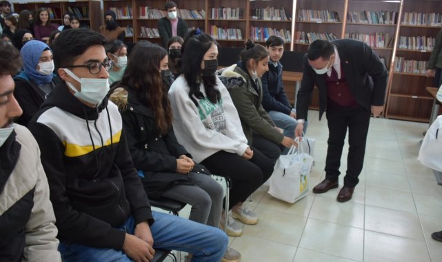 Bağlar belediyesinden üniversite adaylarına ücretsiz eğitim seti