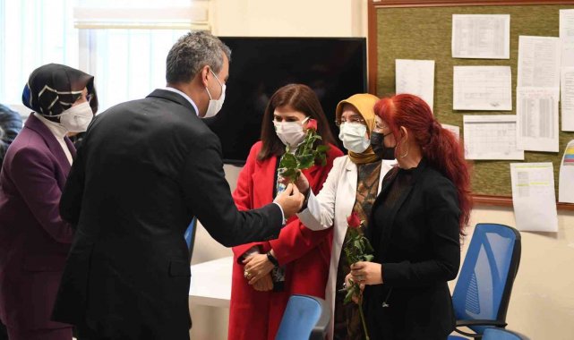 Bakan Özer'den Öğretmenler Günü'nde sürpriz okul ziyareti