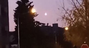 Balıkesir'de gökyüzünde yanarak düşen cisim heyecana neden oldu