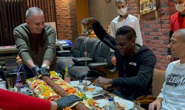 Balotelli ve Gökhan İnler'in kebap keyfi