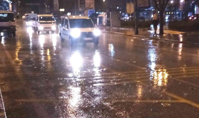 Bandırma'da sağanak yağış etkili oldu